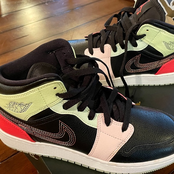 Air Jordan 1 Mid SE GLOW IN THE DARK size 6Y or 7.5W NIKE - Picture 3 of 10